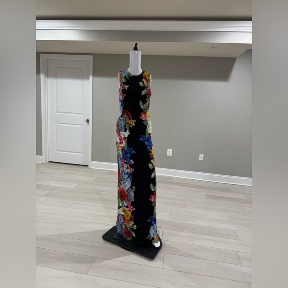 $495 Alice + Olivia
Delora Floral Sleeveless Maxi Dress size 4 - Picture 8 of 13